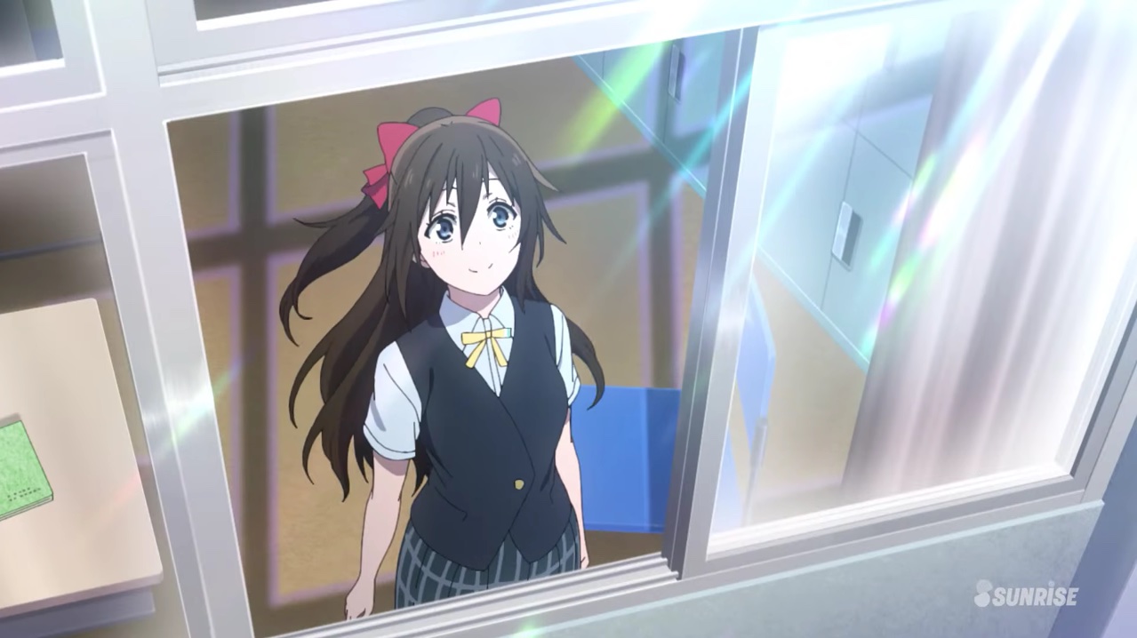 教室の窓を開け、晴れやかな表情で外を見る桜坂しずく